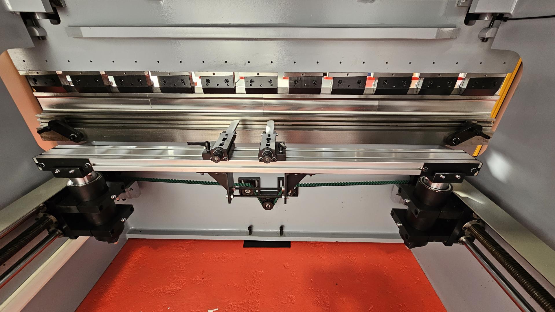 KORPLEG PRESSE PLIEUSE ET CISAILLE Machines industrielles Korpleg France